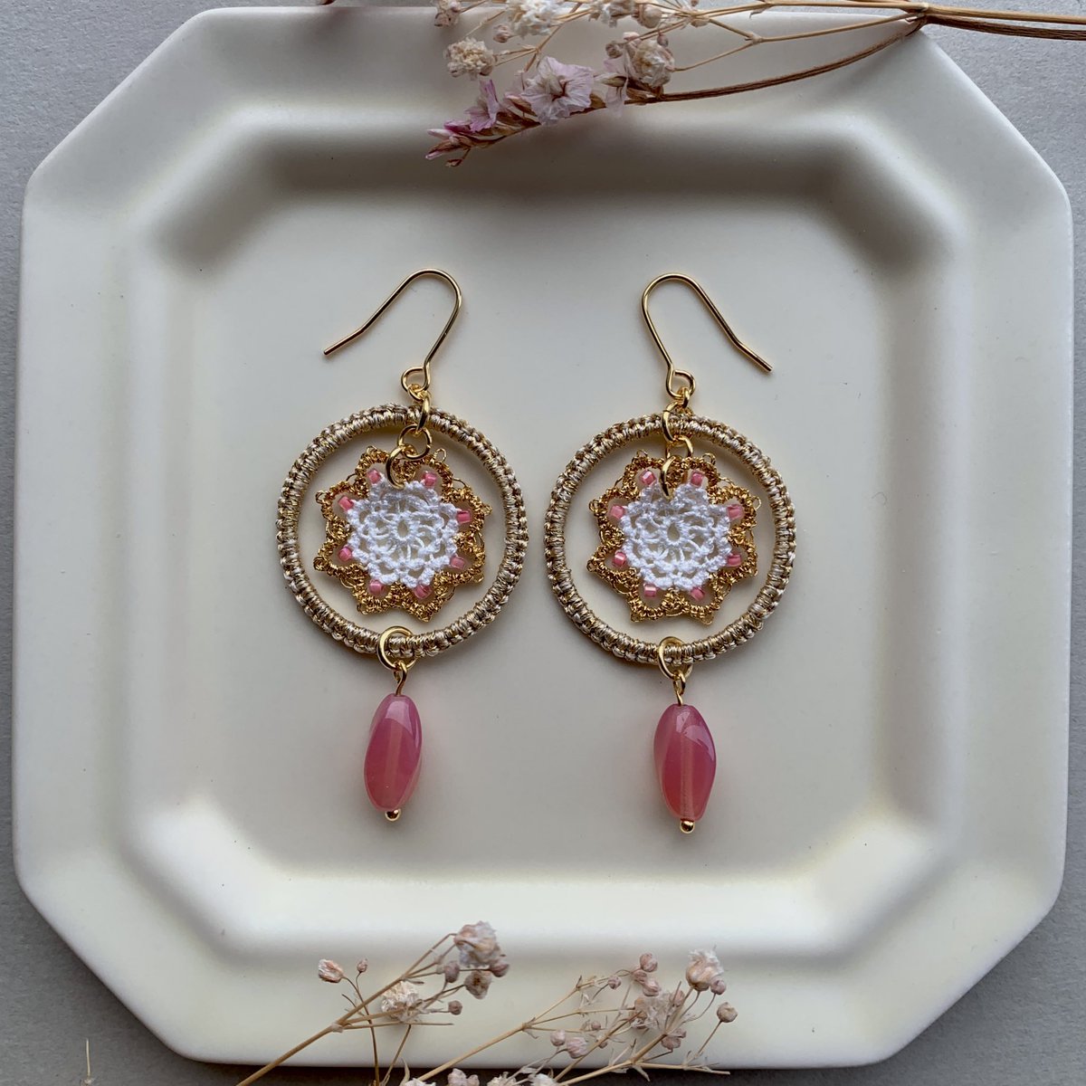 a_ito_wa's tweet photo. #新春私の作品広まれ祭り #ハンドメイド #ハンドメイド好きさんと繋がりたい #タティングレース　糸輪を使った耳飾りをつくってます https://t.co/Bvhj30JLXO