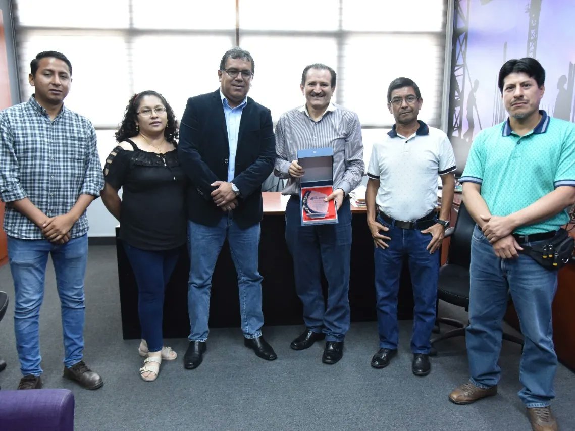 DialogoporAgua's tweet photo. En nuestro 6to Aniversario, brindamos un reconocimiento al Dr. Rudecindo Vega C., creador de #DxA.

Participaron: PD de Sedapal, Dr. Augusto Eguiguren, Jefe #EGSP, César Janto e integrantes de #DxA (José Chahua, Adelino Balarezo, Héctor Guevara, Kelly Delgado y Paolo Condezo) https://t.co/pHJp7VEFP9
