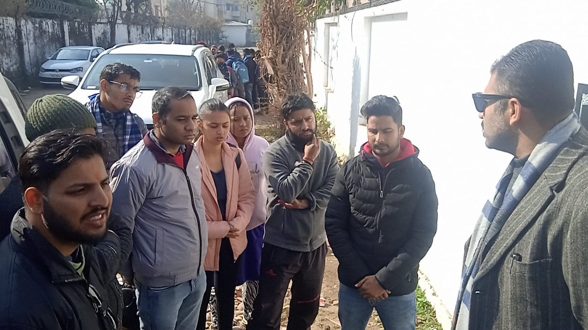 abhinavthaparuk's tweet photo. वन दरोगा भर्ती वालों को न्याय दो !

 #वन_दरोगा_भर्ती के Merit Candidates को मिलकर उनकी समस्याओं को सुना ।
मेरा मुख्यमंत्री @pushkardhami से आग्रह है कि इस निरस्त के निर्णय पर पुनर्विचार करें।

#हम_बदलाव_ #VanDaroga
@narendramodi @incpritamsingh @tsrawatbjp https://t.co/NNy8WSscjK