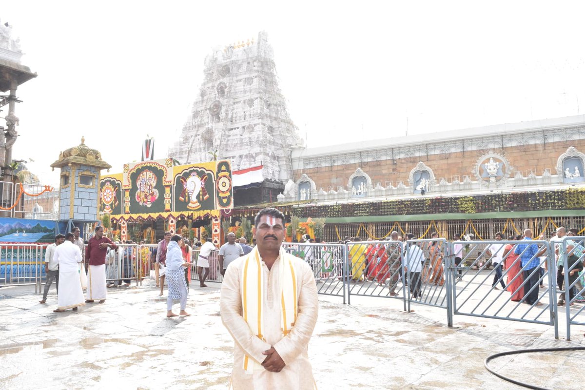 BohiniDarshan's tweet photo. వైకుంఠ ఏకాదశిని పురస్కరించుకొని నా సోదరులతో కలిసి ఈరోజు తిరుమల తిరుపతిలో శ్రీ వెంకటేశ్వర స్వామి వారి దర్శనం చేసుకోవడం జరిగింది. జియాగూడ డివిజన్లోని ప్రజలు ఎల్లప్పుడూ ఆయువు ఆరోగ్య ఐశ్వర్యాలతో కలకల్లాడాలని కోరడం జరిగింది https://t.co/8HwOt2njxr
