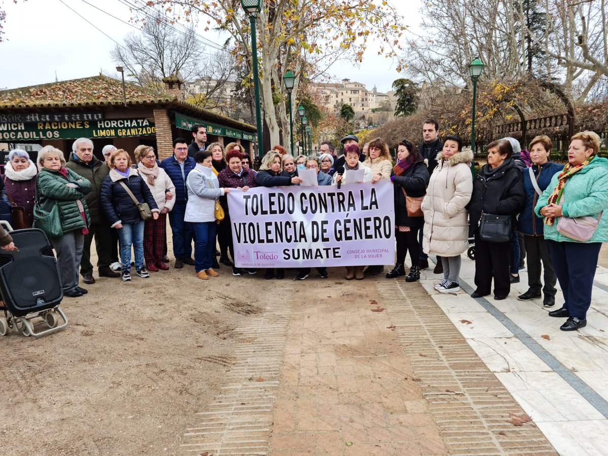 CsToledoCiudad's tweet photo. 📣 Nuestro grupo no ha faltado este martes a la concentración mensual contra la #ViolenciaDeGenero en #Toled 

🕯️Tras un diciembre particularmente trágico, el Consejo de la #Mujer insiste en la necesidad de remar unidos para acabar con esta lacra 

✋🏼 Basta de #ViolenciaMachista https://t.co/NFHBTuOP5K