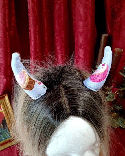 Lechatetrange's tweet photo. ¿Quieres mejorar tu look y no sabes como?
Con Cupcake Hairpin Horns podrás dar ese toque cuqui que andas buscando.
Encuéntralo en nuestro Etsy:
https://t.co/zTj0pZjb7r https://t.co/y09CVBTZia