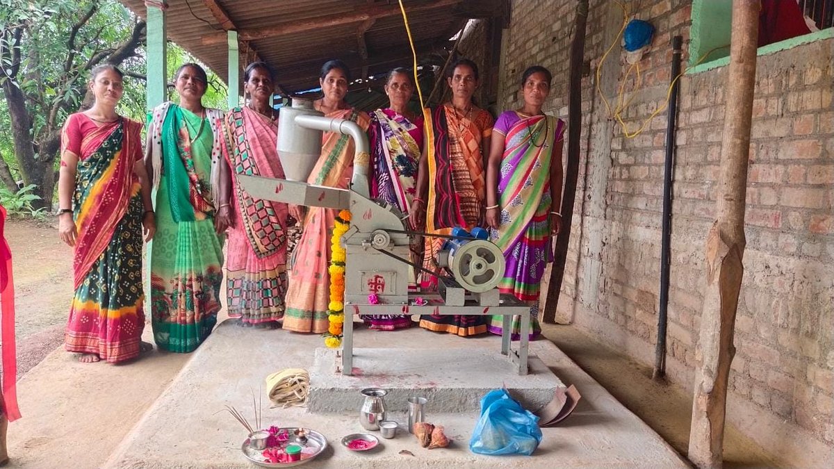 ActionAidIndia's tweet photo. 8 single women from tribal communities in Navsari, Gujarat, collectively start a livelihood initiative of selling organic masala. They grind the spices, prepare the masala, package & sell it - all on their own!
We're pleased to support these women with a grinding machine 😊 https://t.co/49JZIz5awx