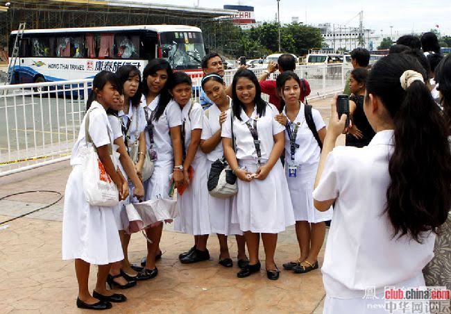 memes_atbp's tweet photo. Today is the 13th anniversary of the Manila hostage crisis, where a Philippine National Police officer hijacked a tourist bus in Rizal Park, Manila due to supposed injustice in his dismissal.

This photo was taken a day after the incident.

Eight hostages died. https://t.co/GCmQnkkXY7