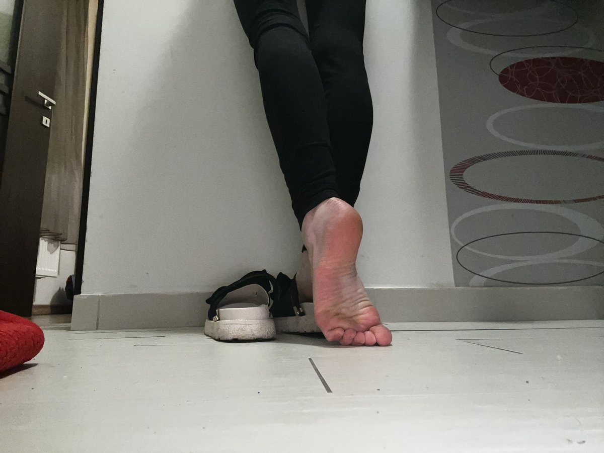 ChamisFeet's tweet photo. Check my OF link for feet pics and make some special requests 🤍🖤 #findom #FinDominatrix #godess #worship #feet #feetworship #feetfethish #feetfetiche https://t.co/tmJkjg4Ulg