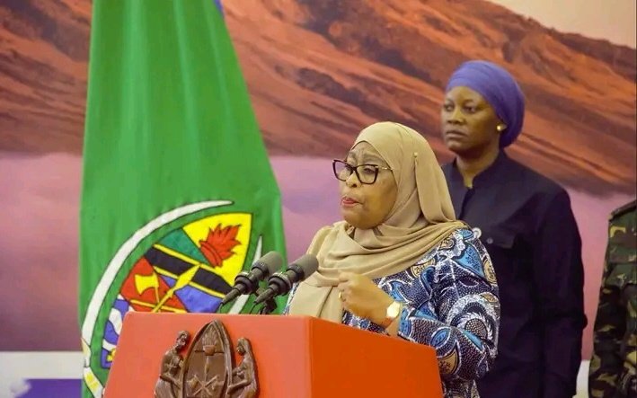 charitNews's tweet photo. "Serikali inatakiwa kutenda haki kwa watu wote, tunasimama kwenye msingi wa haki kuendana na Katiba na Kanuni zetu, mila na desturi zetu kwani hatuwezi kutenda haki kwa kuiga haki za kwingine lengo likiwa kujenga Taifa lenye umoja, mshikamano na upendo kwa maendeleo" Rais Samia https://t.co/zM8RCo1lYI