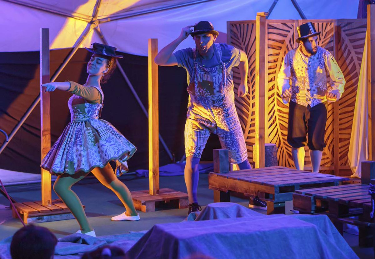 lhortateatre's tweet photo. 🥬 #SalaLHorta Donem la benvinguda al 2023 amb #Pluff, una proposta teatral per a Primera Infància que utilitza la dansa, la música i el mim per començar a conscienciar els més xicotets sobre la importància del medi ambient i la cura dels oceans. ☘️🌈🐬 https://t.co/5Y9sQJY6EG