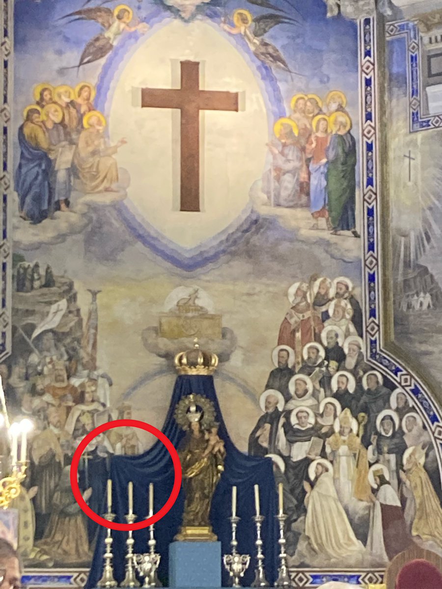 Em van dir que a la Parroquia de la Santísima Cruz, a la Plaça del Carme, es trobava un fresc amb Franco. Aprovada la Llei de Memòria Històrica, aní a vore que havien fet. Doncs el resultat em pareix una gran metàfora: ho tapem, però ahi està