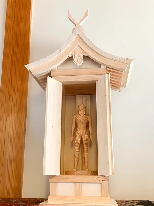 メフィラス神社を建立しました(初詣)基本的にはほぼただの神棚みたいなものなので特筆すべきことはないんですけど正面の飾りをメフィラスっぽくしておきました中には当然メフィラスの木彫像が納めてあります#メフィラス#シンウルトラマン#メフィラス神社をここに建てよう 