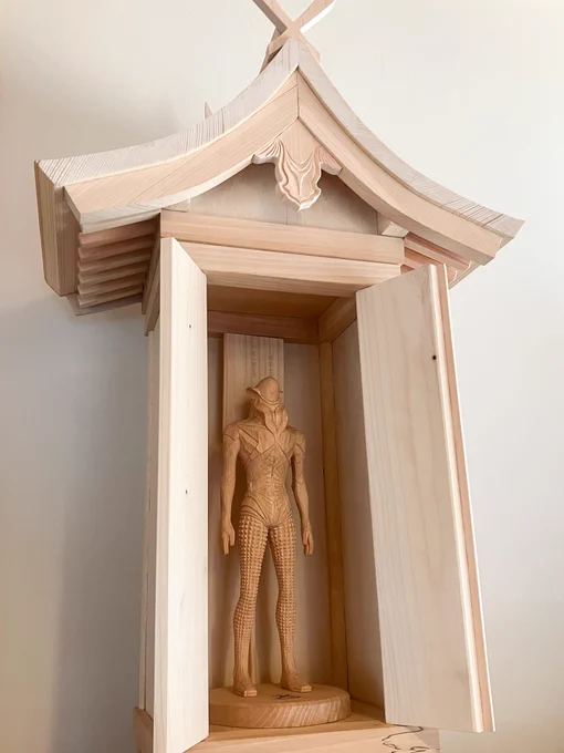 メフィラス神社を建立しました(初詣)基本的にはほぼただの神棚みたいなものなので特筆すべきことはないんですけど正面の飾りをメフィラスっぽくしておきました中には当然メフィラスの木彫像が納めてあります#メフィラス#シンウルトラマン#メフィラス神社をここに建てよう 