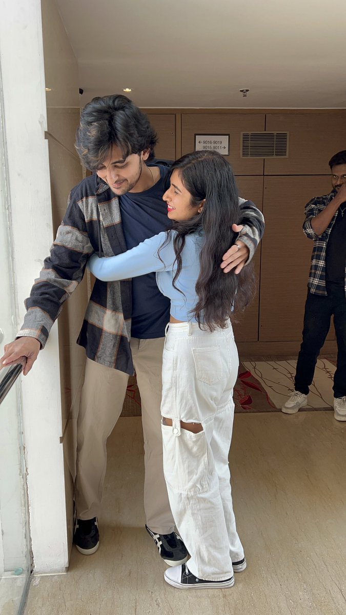 SonaliKalita5's tweet photo. Can't express how happy nd overwhelmed I m😭💙this memory is going to stay with me forever 🥺💙
@DarshanRavalDZ 
#darshanraval #Darshan #darshu #darshanRavalDZ #bluefamily #darshaner #spreadlove https://t.co/r3NvgBHDOH
