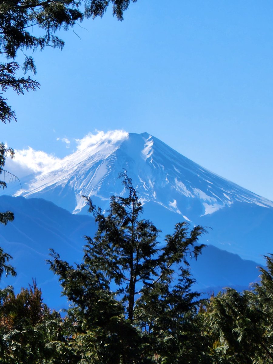 今日は朝から山梨に行って山登り🥾
右膝が途中から痛かったけど、それでも正月早々に雲もなく富士山を綺麗に撮れたからまあなんとか😜