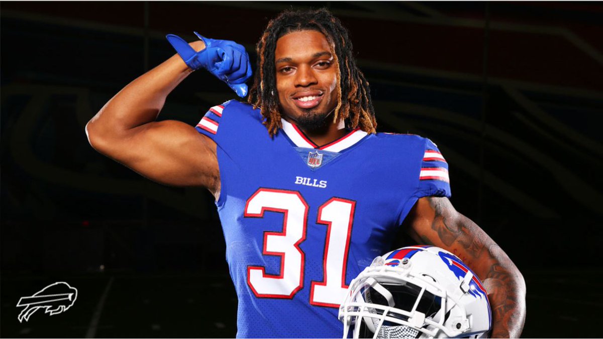 Jambo_Kc's tweet photo. The love and support from humanity is reassuring. Let's keep praying for this young man.
#BillsMafia #darmarhamlin https://t.co/fv2NhepSbt