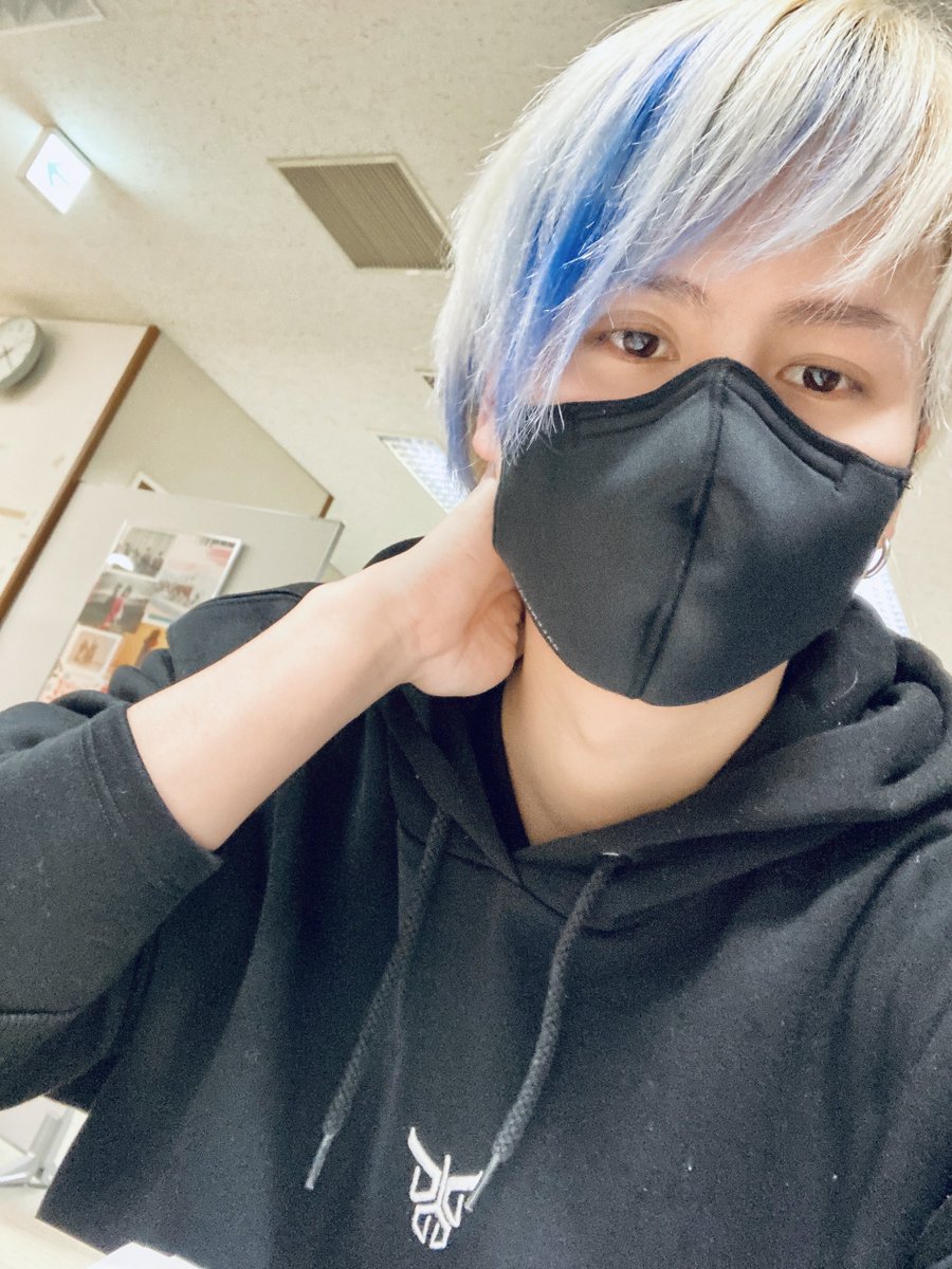 mc_kobosi's tweet image. 新年1発目のラジオ📻

髪の毛も青くなりました

#FM福井 #UpdateEvening にて
福井県エリア圏外👉 radiko.jp