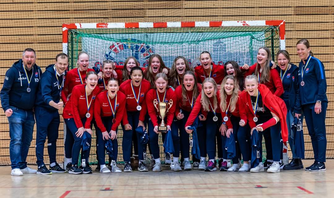 DickenHandball's tweet photo. Resedagbok från Norden Cup 2022 - B-flickor https://t.co/lWBBjiZurc #käsipallo #handboll #nordencup https://t.co/0Kzlq7Zspp