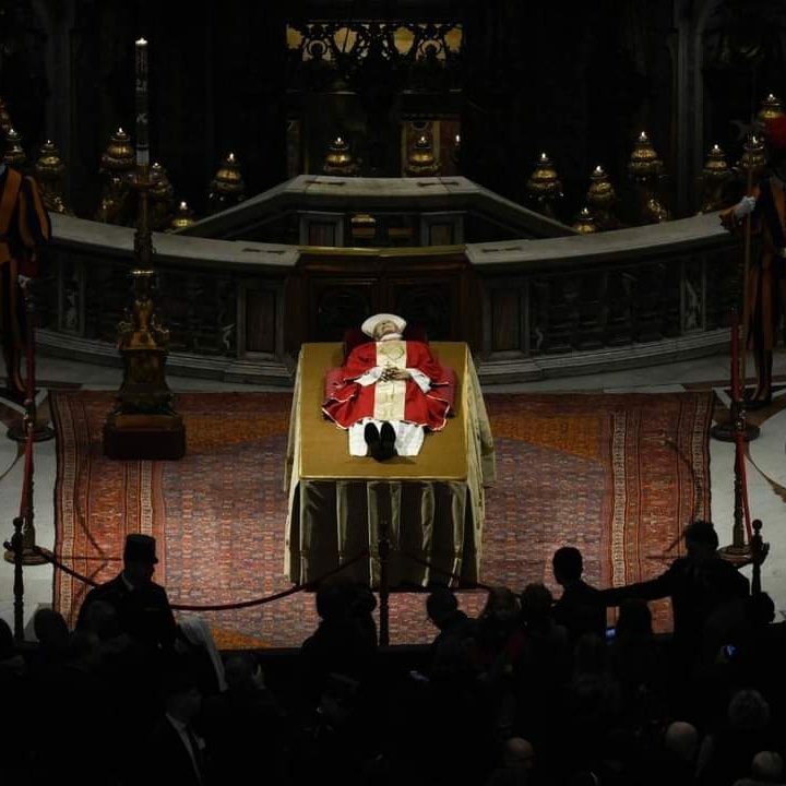 ARSNewsTweets's tweet photo. LOOK: Thousands queue to offer prayers and bid farewell to Pope Emeritus Benedict XVI at the St. Peter's Basilica in Vatican on Monday. 

📷: Vatican News

Related story from @abscbnnews: https://t.co/Sbqq69gw3r https://t.co/1vOCLkaYOj