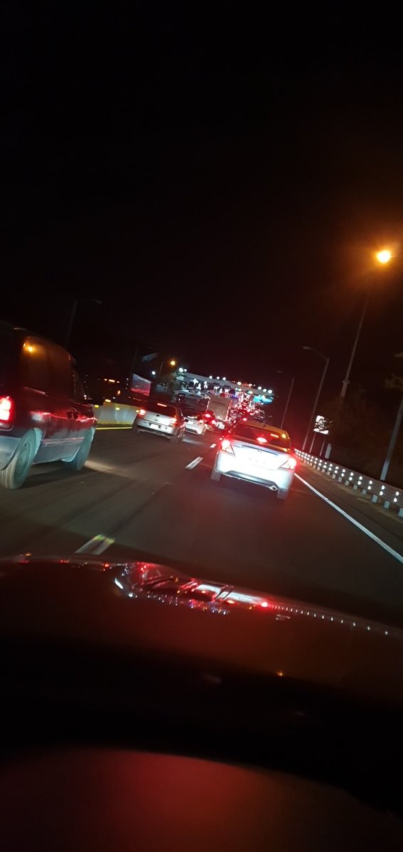 Quaas's tweet photo. Casi 2am y el tráfico sigue irreal, nunca lo había visto así #casetapasomorelos #autopistadelsol #acapulcocdmx https://t.co/2JjzZpAIdH