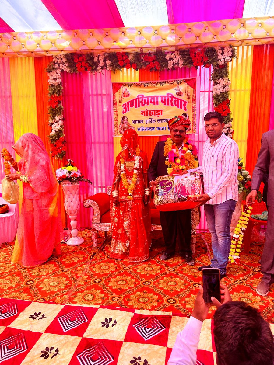 NarpatRajBarmer's tweet photo. नोखड़ा में श्री मांगीलाल जी अनखिया के राजस्थान मरुधरा ग्रामीण बैंक से गौरवमही सेवानिवृत्त होने पर आयोजित स्नेह मिलन समारोह में शामिल होकर पूज्य मांगीलाल जी को बधाई एवं शुभकामनाएं देकर आशीर्वाद लिया।
#Nokhra #नोखड़ा https://t.co/xRCuoAVEyb
