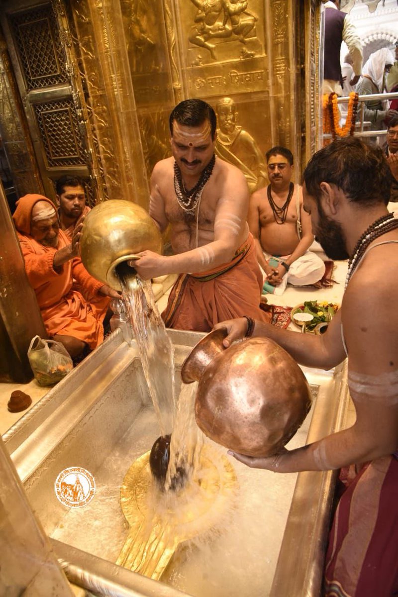 ShriVishwanath's tweet photo. आज दिनाँक 03-01-2023 को श्री काशी विश्वनाथ मंदिर में दोपहर भोग आरती के भव्य दर्शन।

#ShriKashiVishwanath #Shiv #Mahadev #Baba #Temple #Divy #Darshan #Blessings  #BhogAarti #Varanasi #Aarti #Kashi #Jyotirlinga #VishwanathDham https://t.co/toNf4WRyMk