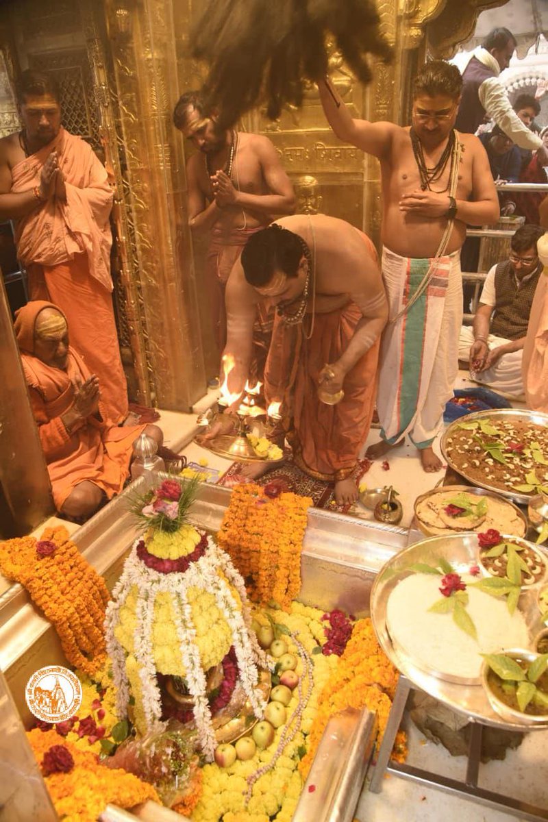 आज दिनाँक 03-01-2023 को श्री काशी विश्वनाथ मंदिर में दोपहर भोग आरती के भव्य दर्शन।

#ShriKashiVishwanath #Shiv #Mahadev #Baba #Temple #Divy #Darshan #Blessings  #BhogAarti #Varanasi #Aarti #Kashi #Jyotirlinga #VishwanathDham