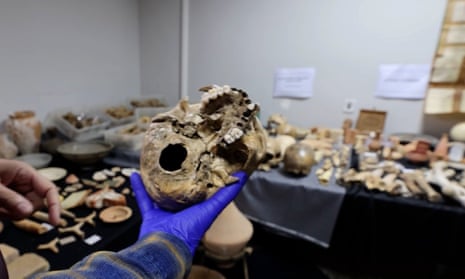 ⭕️ Spanish police find hundreds of archaeological artefacts at two homes. Two men under investigation after tipoff about collection that also contained bone fragments believed to be up to 5,000 years old ℹ️ theguardian.com/world/2023/jan…