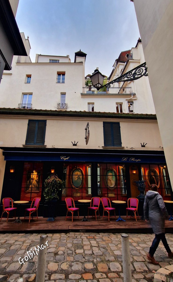 Bigot44408011's tweet photo. La #courducommerceStAndré est un des passages les plus charmants de St Germain des Prés
Avec le célèbre restaurant le #Procope ouvert en 1686 fréquenté entre autre par Diderot, Voltaire et Roussea
#Paris 6❤️ https://t.co/KYEhoGiRgj