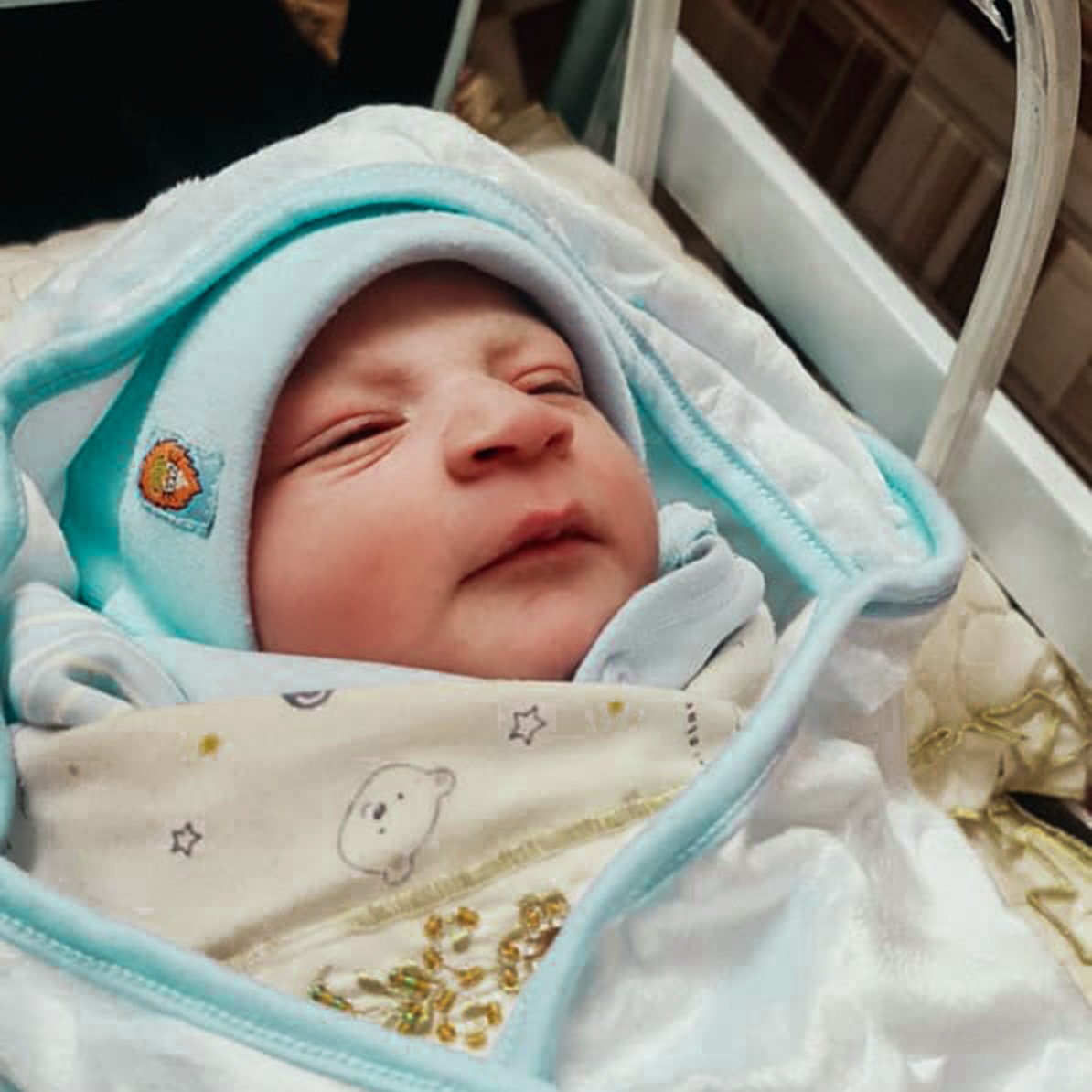Darf ich vorstellen? Unser Neujahrsbaby in #Afghanistan: Genau 1 Minute nach Mitternacht ist dieser kleine Bub im von uns unterstützten #Boost-Krankenhaus in #LashkarGah #Helmand zur Welt gekommen. Zum Glück hatte seine Mama noch Zugang zu Gesundheitsversorgung ❤️