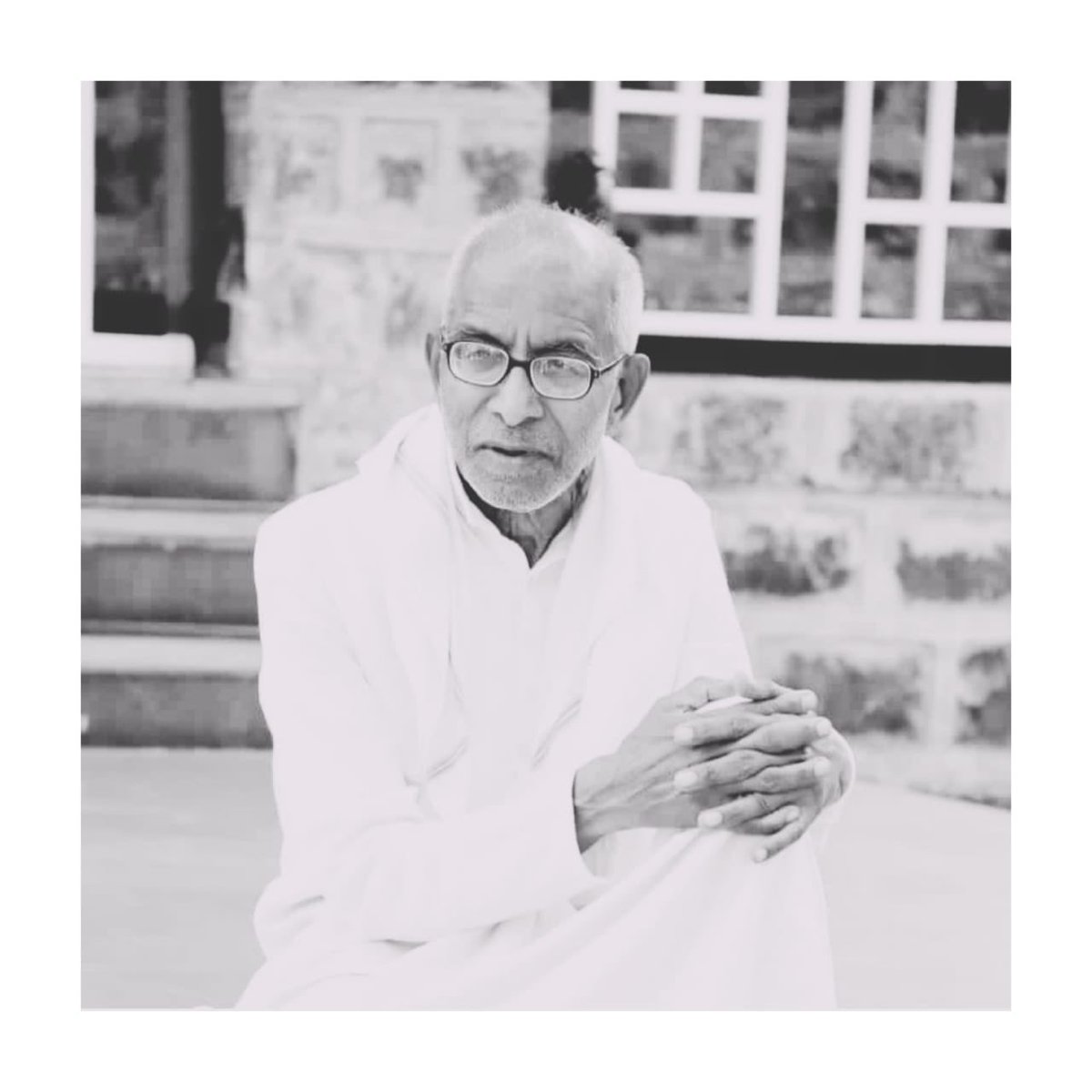 ನುಡಿದಂತೆ ನಡೆದು
ಸರಳತೆಯ ಸಂದೇಶ ಸಾರಿ
ಶತಮಾನಗಳಿಗಾಗುವಷ್ಟು 
ಜ್ಞಾನದ ಬುತ್ತಿ ಕಟ್ಟಿಕೊಟ್ಟ
ಸಂತ ಶ್ರೇಷ್ಠರಿಗೆ ವಿನಮ್ರ ಶ್ರದ್ಧಾಂಜಲಿ...🙏🏻🙏🏻🙏🏻
ಓಂ ಶಾಂತಿ...