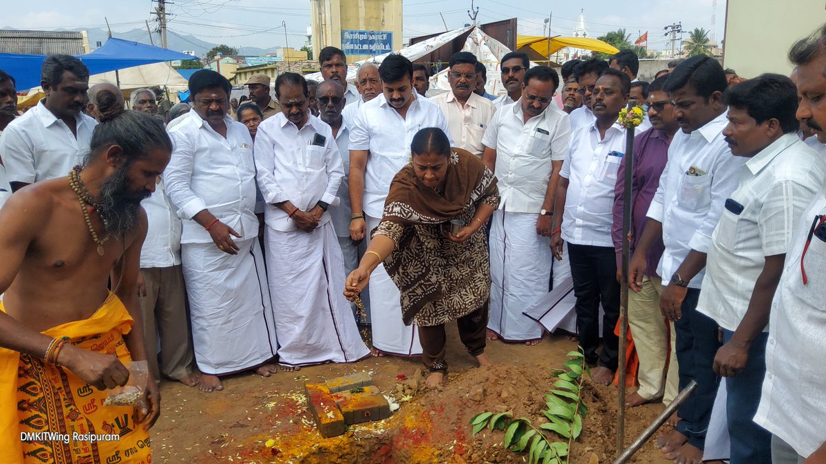 MMathiventhan's tweet photo. #Rasipuram #MyConstituency #KNMT இராசிபுரம் புதிய பேரூந்து நிலையத்தின் பின்புறம் இயங்கிவரும் வாரச்சந்தைக்கு (செவ்வாய் சந்தை) கட்டிடம் கட்ட, கலைஞர் நகர்புற மேம்பாட்டுத் திட்டத்தின் கீழ் ரூ. 1.6 கோடி பெறப்பட்டு, அதற்கான பணிகளை இன்று தொடங்கி வைத்தேன். https://t.co/CXBpWJA2Fk