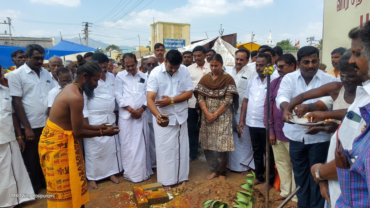 MMathiventhan's tweet photo. #Rasipuram #MyConstituency #KNMT இராசிபுரம் புதிய பேரூந்து நிலையத்தின் பின்புறம் இயங்கிவரும் வாரச்சந்தைக்கு (செவ்வாய் சந்தை) கட்டிடம் கட்ட, கலைஞர் நகர்புற மேம்பாட்டுத் திட்டத்தின் கீழ் ரூ. 1.6 கோடி பெறப்பட்டு, அதற்கான பணிகளை இன்று தொடங்கி வைத்தேன். https://t.co/CXBpWJA2Fk