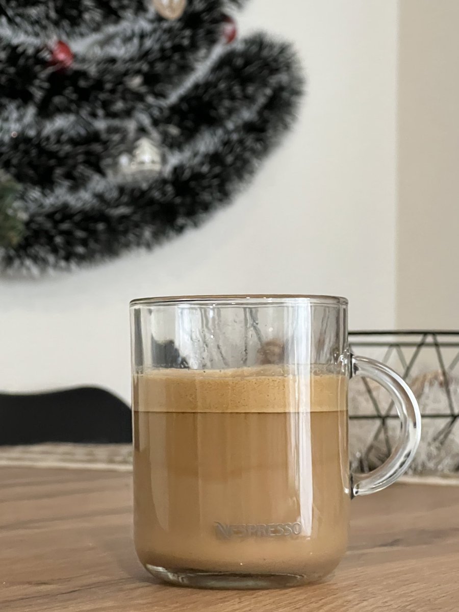 Buenos días! 
Primer día de curro del 2023 y con un señor café para no morir en el intento ☕️🤎

(Se me hace rarísimo escribir 2023)

#VertuoPop #Feliz2023