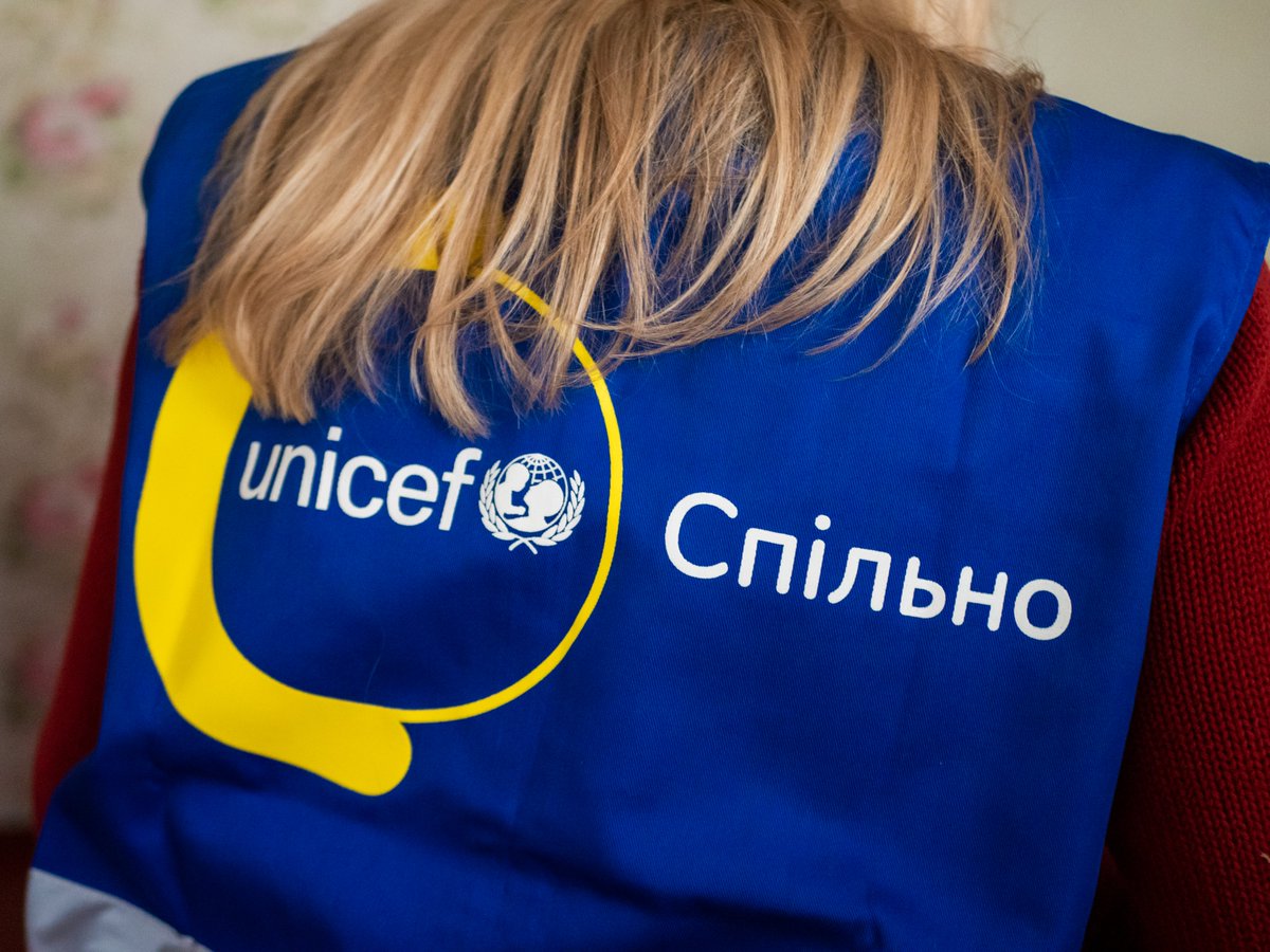 UNICEF_UA's tweet photo. German Amb. @AnkaFeldhusen visited an IDP centre in #Rivne w/ our mobile team. Building upon years of @KfW_FZ_int-UNICEF partnership on integrated social services, the project provides support like screening &amp; case management to children w/ disabilities and their families.#Spilno https://t.co/PhCTMz6GfB