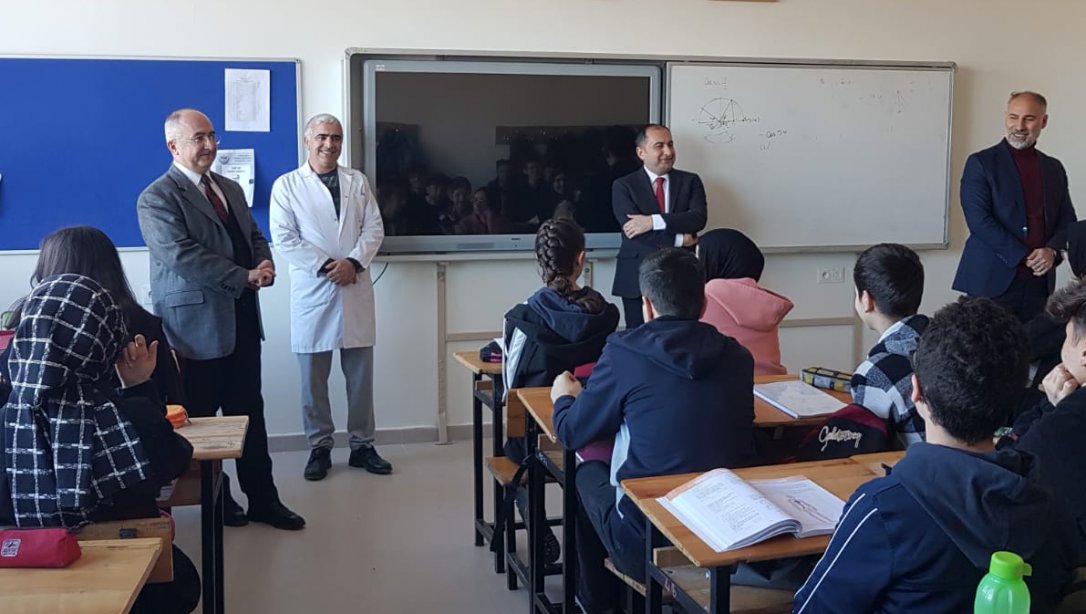 MEMTavsanli's tweet photo. Tavşanlı Anadolu Lisesi, İlçe Milli Eğitim Müdürümüz Salim KARABOĞA ve beraberindeki Şube Müdürlerimiz Süleyman AKAY ve Sedat KOCA'nın katılımıyla, Yenilenen okul binasında eğitim öğretime başladı. https://t.co/b4h0CaTHPF