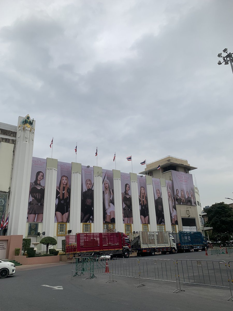 ThadaFila's tweet photo. ด้านหน้ารูปสาวๆขึ้นแล้ว ด้านในกำลังติดตั้ง 

#blackpinkinbangkok #BLACKPINK_BORNPINK   #BLACKPINK_WORLDTOUR  #BORNPINKinBANGKOK https://t.co/4WyxeowaRP