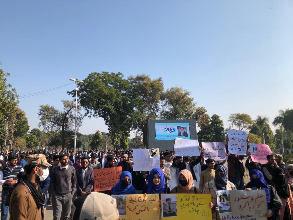 بلوچ اسٹوڈنٹس کونسل سرگودھا کی جانب طالب علم سراج نور اور عارف ھمبل کی جبری گمشدگی کے خلاف سرگودھا یونیورسٹی میں ایک پرامن ریلی نکال کر بلوچ طلباء کی بازیابی اور پنجاب میں بلوچ طلباء کی پروفائلنگ کو بند کرنے کا مطالبہ کر رہے ہیں۔
#ReleaseSirajNoor 
#ReleaseArifHambal