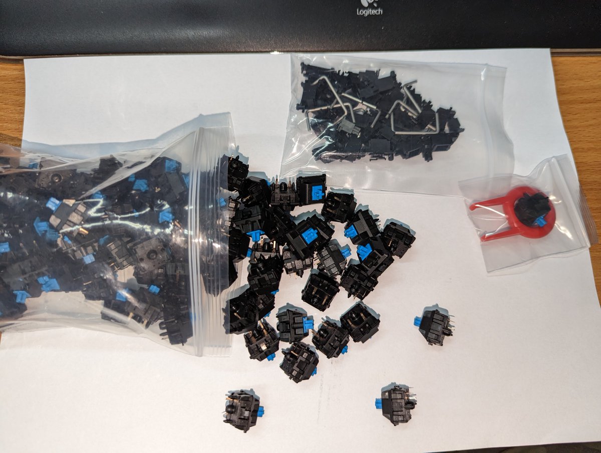 yugorin_rotaru's tweet image. Kolejne elementy klawiatury PET 8032-SK zaczynają przychodzić z dalekich i bliskich krajów. 

#pet #commodore #commodorepet #8032sk #nostalgia #keyboard