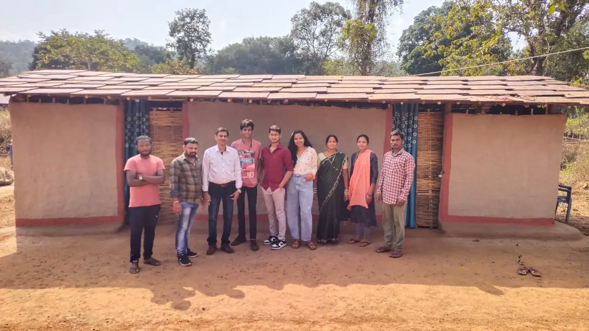 dhurwadera's tweet photo. Guests from Kanker stayed at our Homestay. We are thankful to them to give us an opportunity to host their lovely group.

अंतागढ़ से आए पर्यटकों को हमारे होमस्टे धुरवाडेरा में होस्ट करने का हमें मौका मिला।

#dhurwaderahomestay #homestaysofindia #dhurwatribe #sustainabletourism https://t.co/yWdq0p1TqR