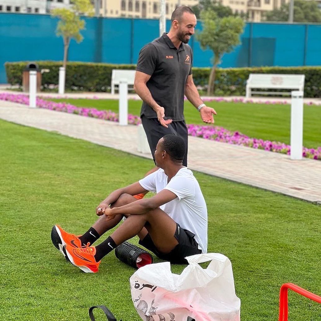 wasafifm's tweet photo. Fei Toto akiwa huko Uarabuni amekuwa chini ya Mwalimu (Trainer) #Coachnic anaye wanao mastar wengi kutoka Ulaya akiwemo mshindi wa Ballon D’Or Karim Benzema, Antonio Rüdiger, Benjamin Mendy na wengine wengi.
#WasafiSports https://t.co/kdaSND3r0E