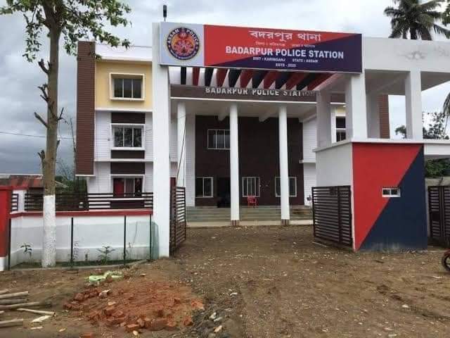 AnwarHussainINC's tweet photo. কৰিমগঞ্জ জিলাৰ ঐতিহ্যবাহী বদৰপুৰ চহৰক কাছাৰ জিলাৰ সৈতে সংযুক্ত কৰণ কৰাটো আমি বদৰপুৰ সমষ্টিবাসীয়ে কেতিয়াও মানি নলওঁ মুখ্যমন্ত্ৰী হিমন্ত বিশ্ব শৰ্মা ডাঙৰীয়া। ৰাইজে ইয়াৰ বিৰূদ্ধে তীব্ৰ আন্দোলন গঢ়ি তুলিবলৈ বাধ্য হব। একনায়কত্ববাদ নচলিব ধন্যবাদ।🙏
@himantabiswa 
@CMOfficeAssam https://t.co/RlzXPk5hk3
