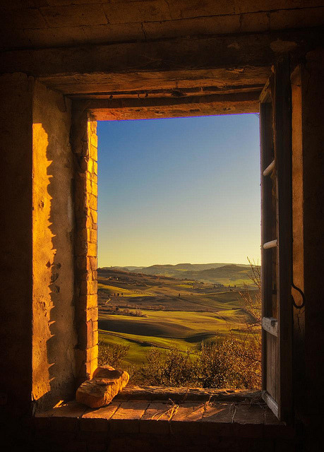ixiacom's tweet photo. Sunset Window, Tuscany, Italy #SunsetWindow #Tuscany #Italy https://t.co/GNW2PgFQtH https://t.co/cJbWruKC6D