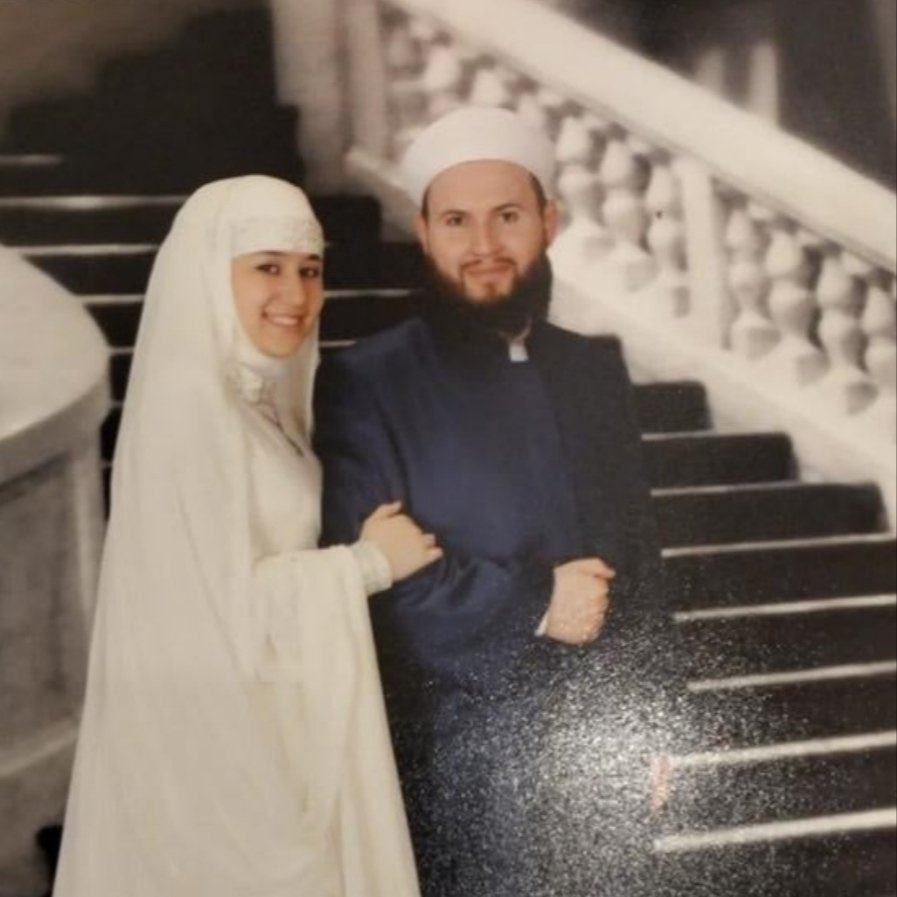 mektebiefendi's tweet photo. 6 yaşndan itibaren hergün tecavüz edildi diyerk @timursoykan ın ve dnsz medyanın haberyaptığı #hkg nın düğün fotoğrafı. Sizce hergün tecavüze uğrayan biri bu kadar mutlu olabilirmi? #iftira atnlar ve iftiraya inannlar büyük bir vebal altındadır! #TarikatlarveCemaatlerKapatılsın https://t.co/LA5AqHkwP6