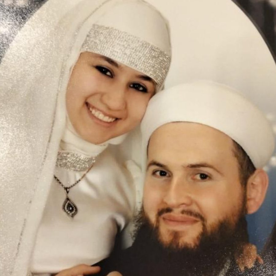mektebiefendi's tweet photo. 6 yaşndan itibaren hergün tecavüz edildi diyerk @timursoykan ın ve dnsz medyanın haberyaptığı #hkg nın düğün fotoğrafı. Sizce hergün tecavüze uğrayan biri bu kadar mutlu olabilirmi? #iftira atnlar ve iftiraya inannlar büyük bir vebal altındadır! #TarikatlarveCemaatlerKapatılsın https://t.co/LA5AqHkwP6