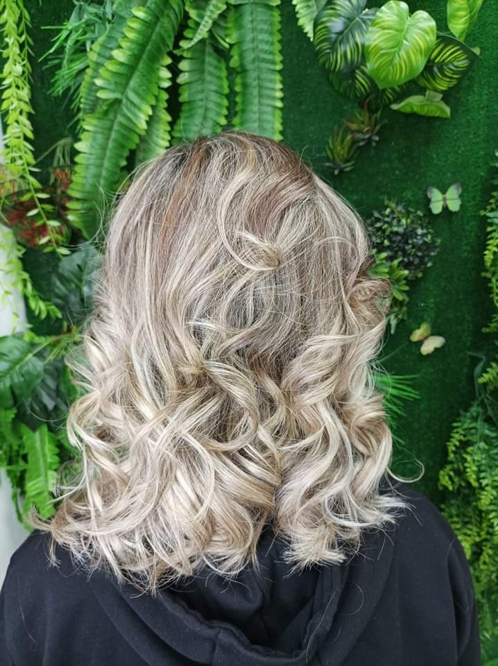BallesterosPelu's tweet photo. Mechas sobre base natural 🤗

#trabajosconseguidos #mechas #basenatural #radiante #sinfiltros #sinretoques #BallesterosPeluqueros https://t.co/RbMwFnhZog