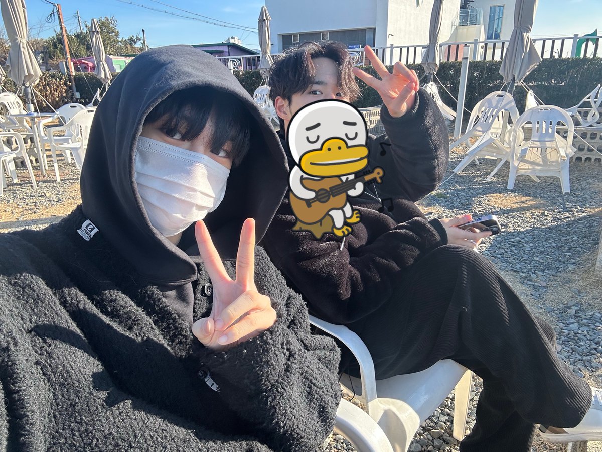 seo_o1's tweet photo. 준서가 고딩 때부터 친한 친구들 소개 시켜줘서 현석이랑 울산에서 같이 놀았다구 !! 빵일즈 귀여우ㅓ🌊🤍🤍 https://t.co/9eRW7J3sUO