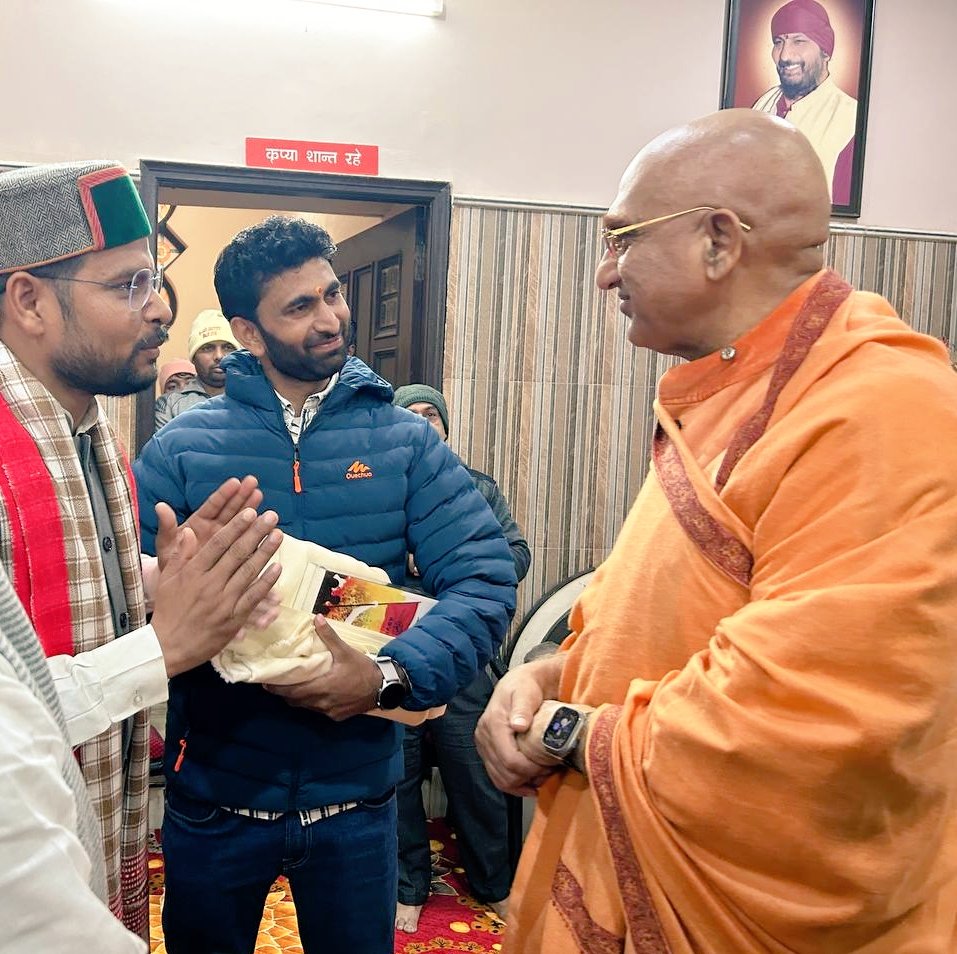 naveenyogi_ind's tweet photo. आज जूनापीठाधीश्वर आचार्य महामंडलेश्वर पूज्यपाद स्वामी @AvdheshanandG महाराज जी को अभाविप की ऐतिहासिक जीवन-गाथा पर आधारित पुस्तक "ध्येय-यात्रा" की प्रति भेंटकर उनका आशीर्वाद प्राप्त किया। इस मौके पर मुख्य रूप से प्रदेश संगठनमंत्री श्री @Er_ShyamKushwah जी उपस्थित रहे।
#DhyeyaYatra https://t.co/987rsnhSkw