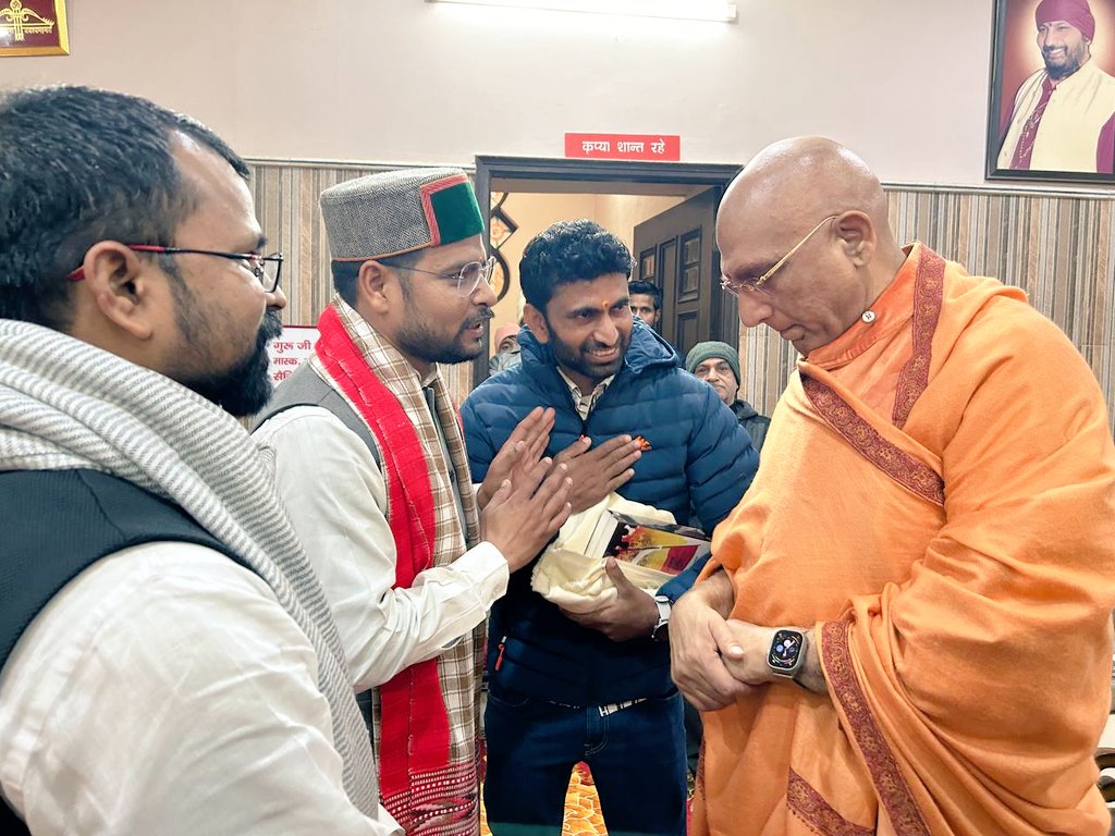 naveenyogi_ind's tweet photo. आज जूनापीठाधीश्वर आचार्य महामंडलेश्वर पूज्यपाद स्वामी @AvdheshanandG महाराज जी को अभाविप की ऐतिहासिक जीवन-गाथा पर आधारित पुस्तक "ध्येय-यात्रा" की प्रति भेंटकर उनका आशीर्वाद प्राप्त किया। इस मौके पर मुख्य रूप से प्रदेश संगठनमंत्री श्री @Er_ShyamKushwah जी उपस्थित रहे।
#DhyeyaYatra https://t.co/987rsnhSkw