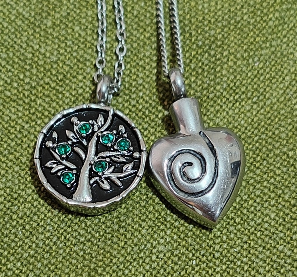 Tanya262's tweet photo. I now have my Grandmama & Mum with me always 💚💜
#keepsakejewellery #ashesnecklace #withmealways #treeoflife🌳 #heart❤️ https://t.co/mvOvKrVC0G