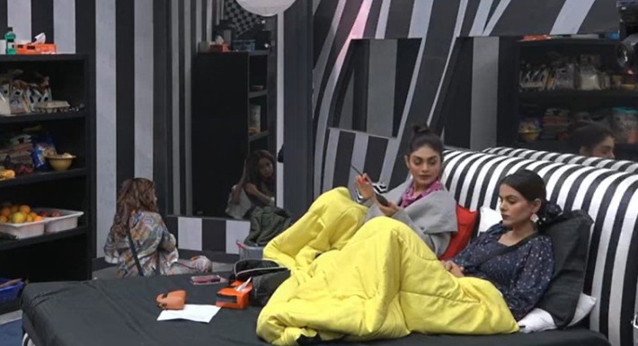 VootSelect's tweet photo. Makeup discussion >>>>

Watch their makeup tips on #BiggBoss24hrsLive only on #VootSelect.

#PriyankaChaharChoudhary #SreejitaDe #TinaDatta #BiggBoss16 #BB16OnVS https://t.co/WpMSPwWpIL