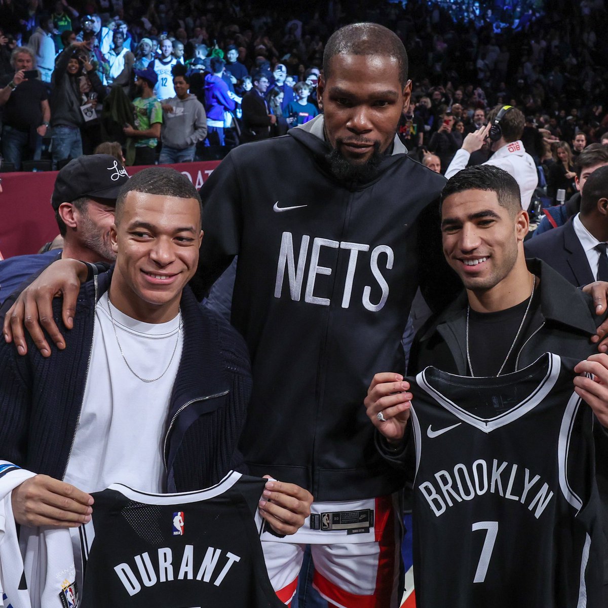 ActuFoot_'s tweet photo. Kylian Mbappé x Kevin Durant x Achraf Hakimi. ⚽️🏀 https://t.co/IPt6JrTmVu