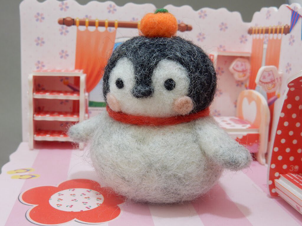 YouMouSan's tweet photo. 羊毛フェルトでペンギン（鏡餅）

もちもち。

#手芸 #羊毛フェルト #handmaid #鏡餅 #ペンギン #needlefelt https://t.co/SGdTqD3d99